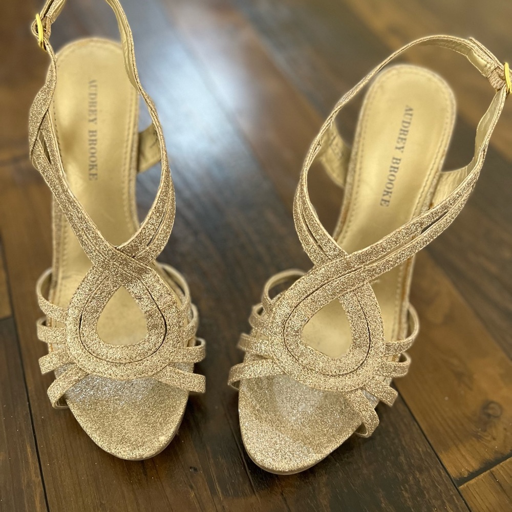Gold heels 👠